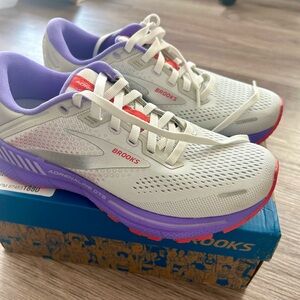 NEW Brooks Adrenaline GTS 22 Sneakers Women’s Size 7